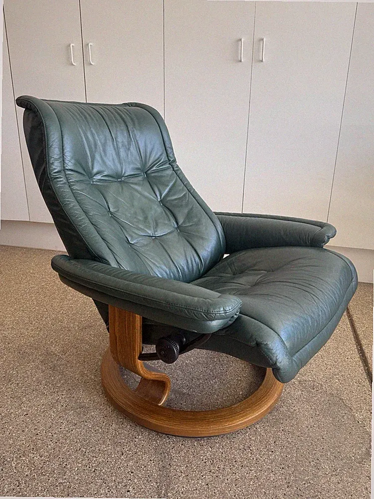 New Listing Ekornes Stressless Large ROYAL “Green” Paloma Leather Swivel Recliner Chair